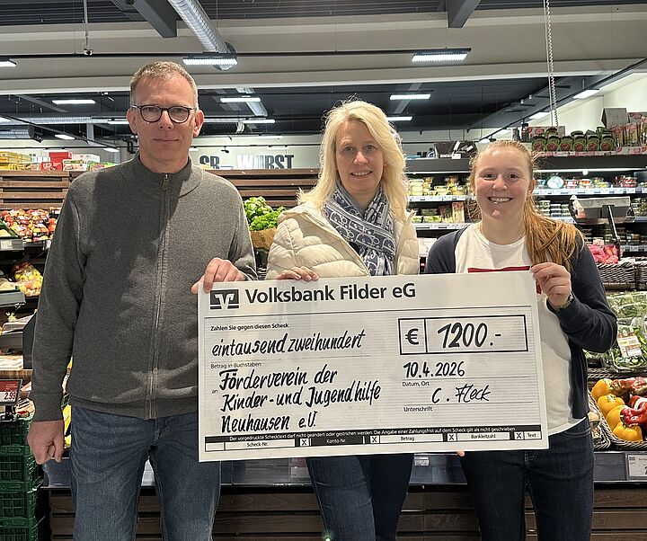 Filialleiterin Frau Fleck übergibt die Spende